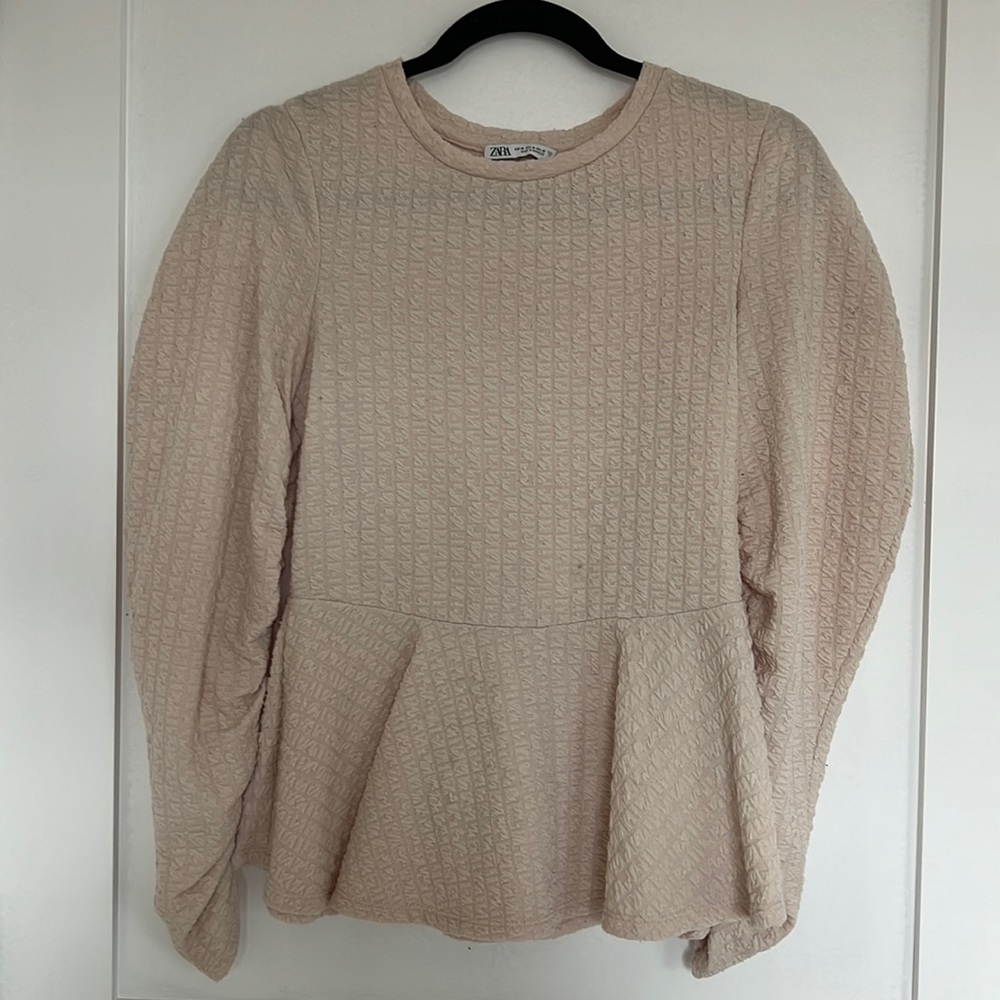 Textured off white peplum with rusched sleeves